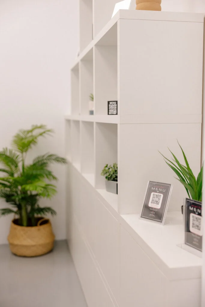 Πραγματικά QR stand στον χώρο της MENNOO