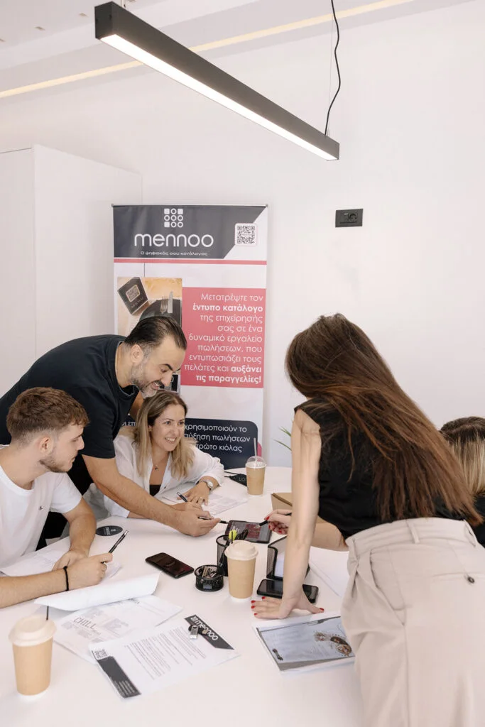 Η ομάδα της MENNOO εργάζεται στον σχεδιασμό ψηφιακών καταλόγων